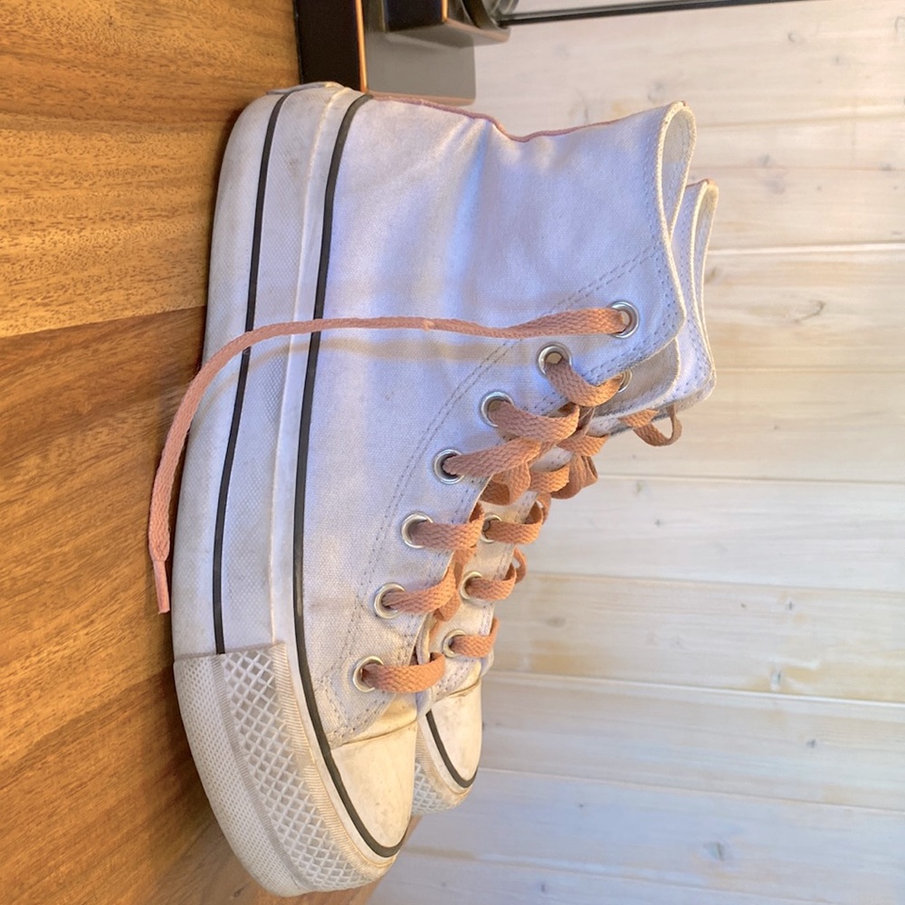 Converse chuck taylor.